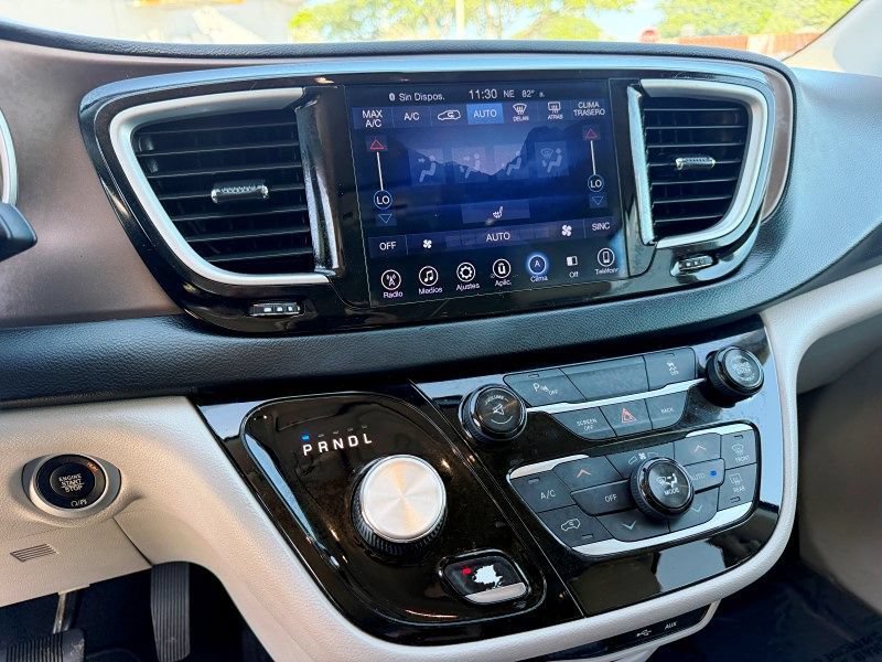 Used 2017 Chrysler Pacifica Touring-L FWD image 23