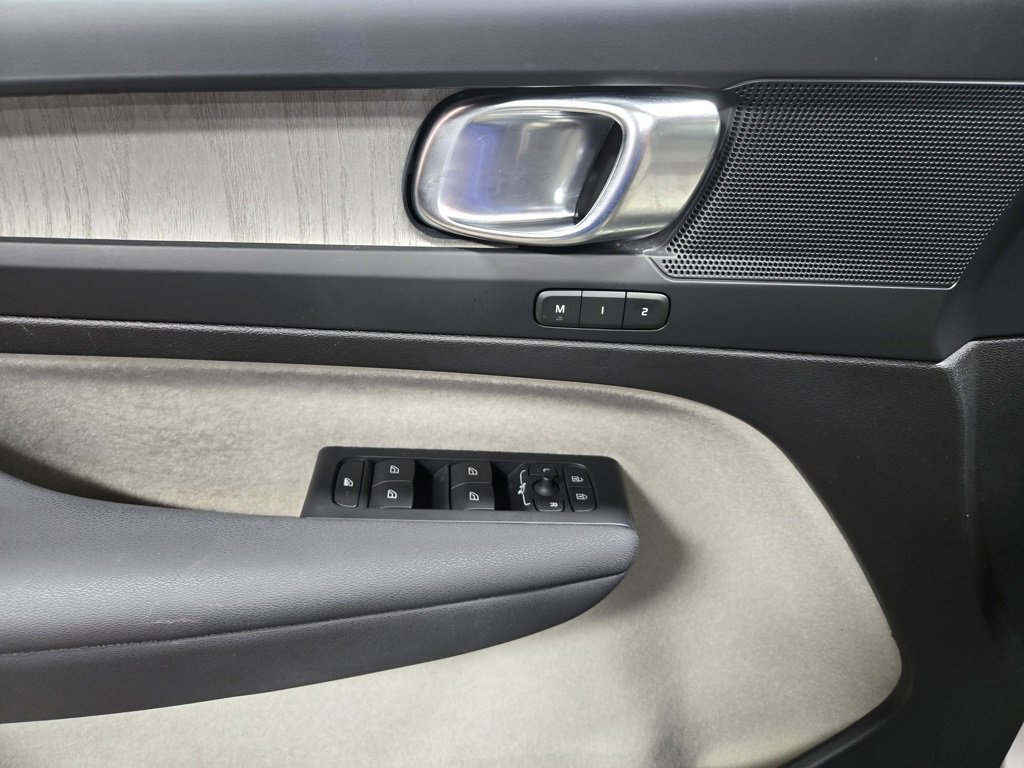 Used 2024 Volvo XC40 B5 Plus image 8