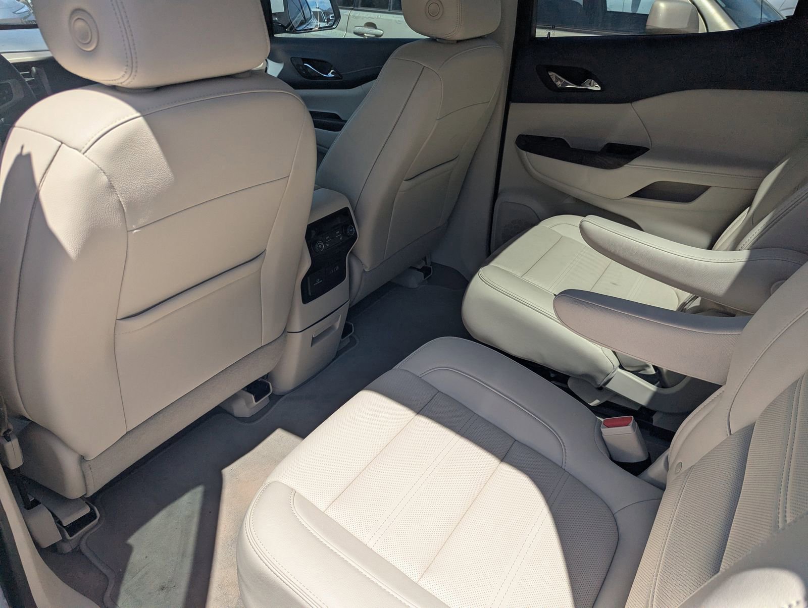 Used 2023 GMC Acadia Denali w/ Denali Ultimate Package image 8