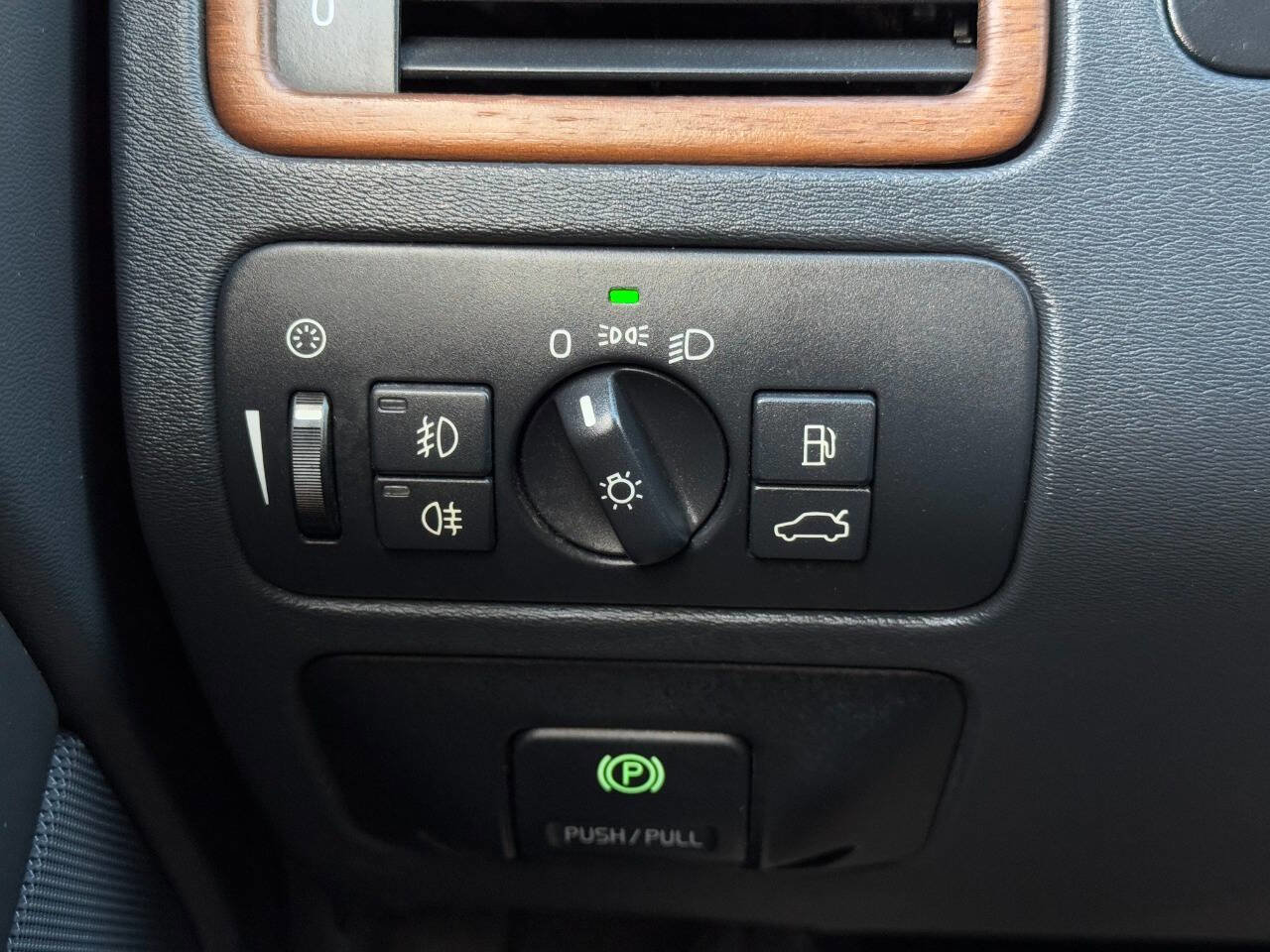 Used 2010 Volvo XC70 3.2 image 27