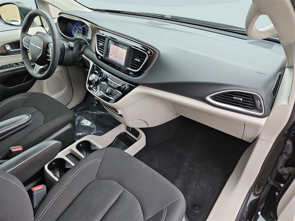 Used 2023 Chrysler Voyager LX image 28