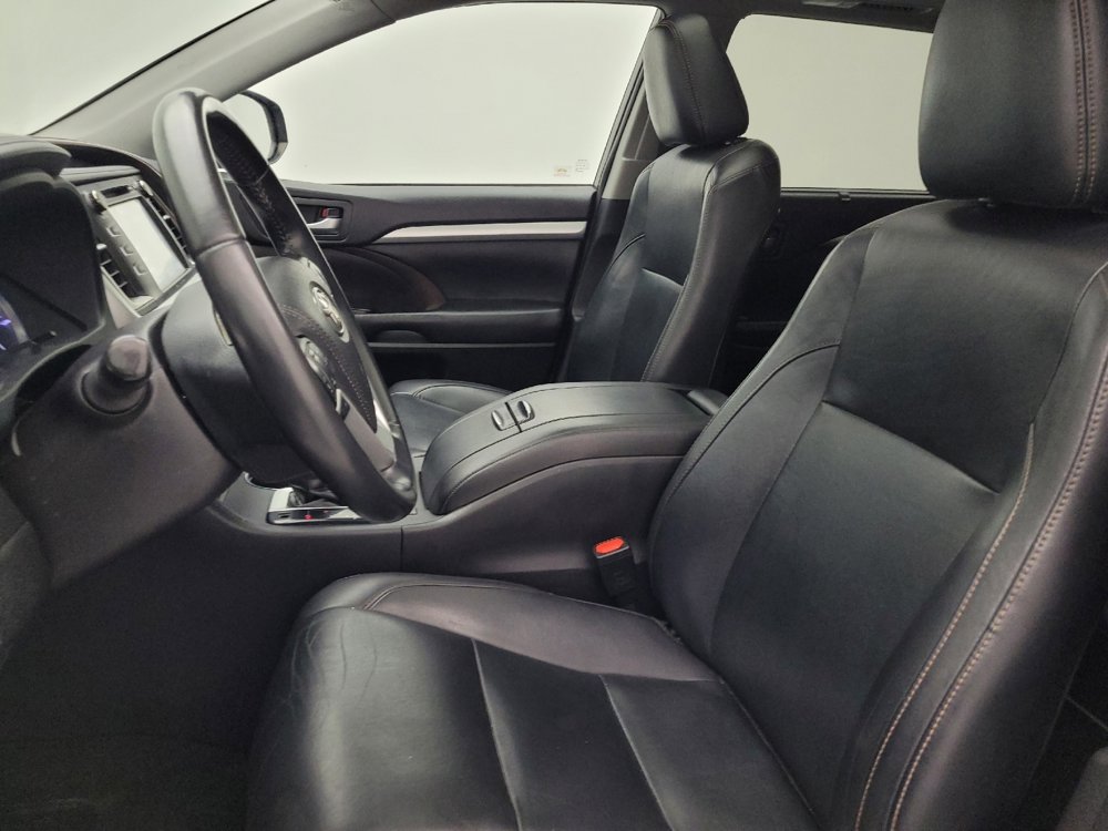 Used 2019 Toyota Highlander XLE AWD/4WD image 17