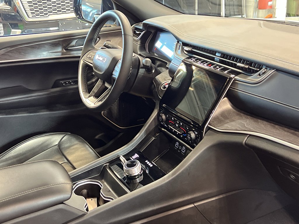 Used 2025 Jeep Grand Cherokee Limited w/ Luxury Tech Group II image 28