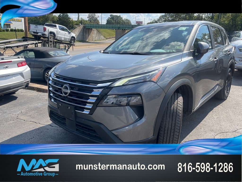 Used 2024 Nissan Rogue SV image 1