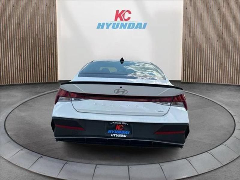 New 2025 Hyundai Elantra SEL image 4