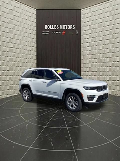 Certified 2023 Jeep Grand Cherokee Limited AWD/4WD image 2