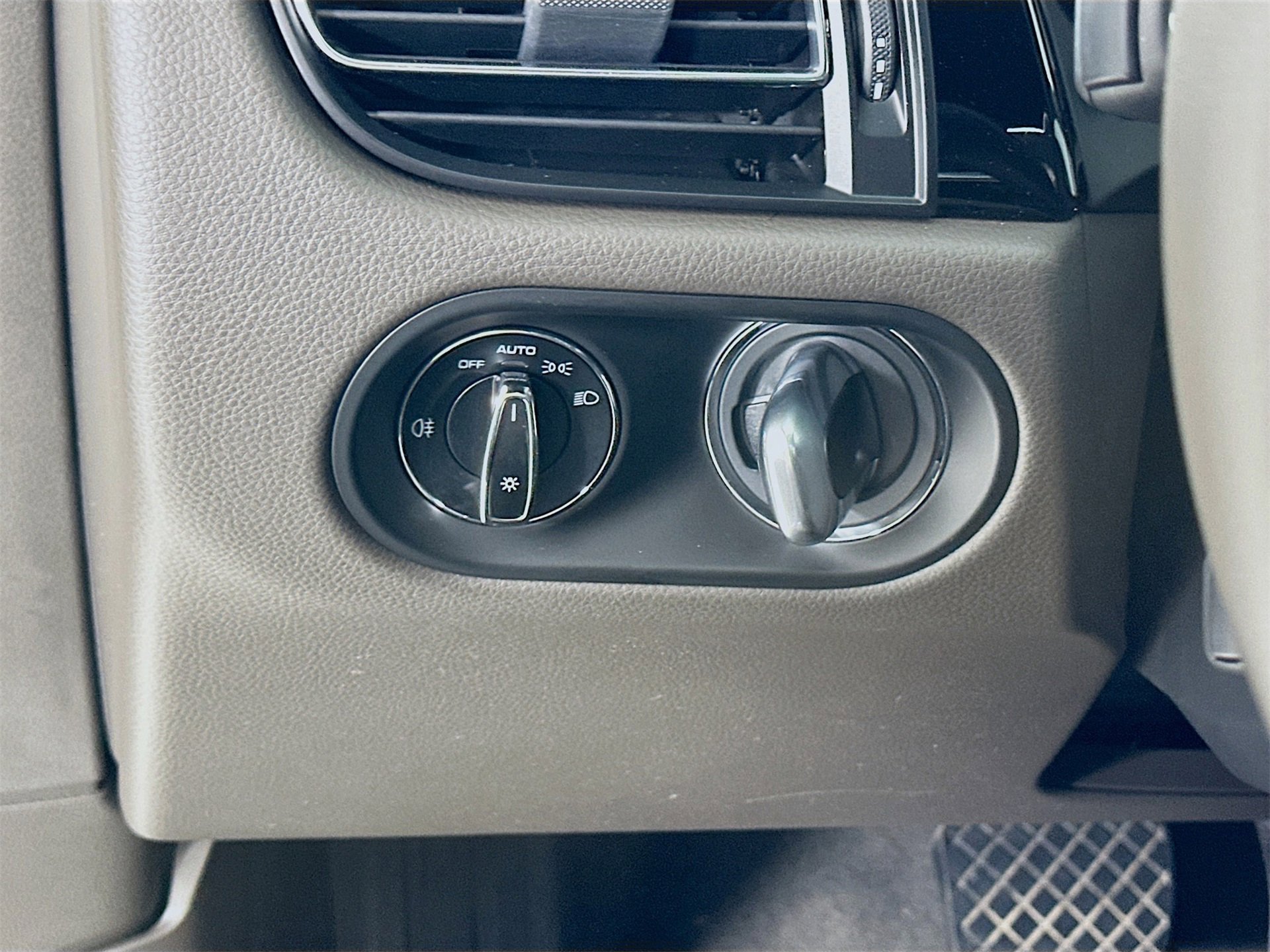 Used 2021 Porsche Macan image 11