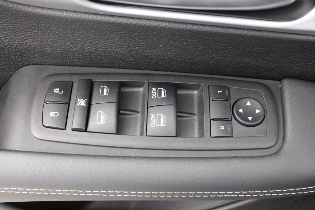 Used 2024 Chrysler Pacifica Touring image 16