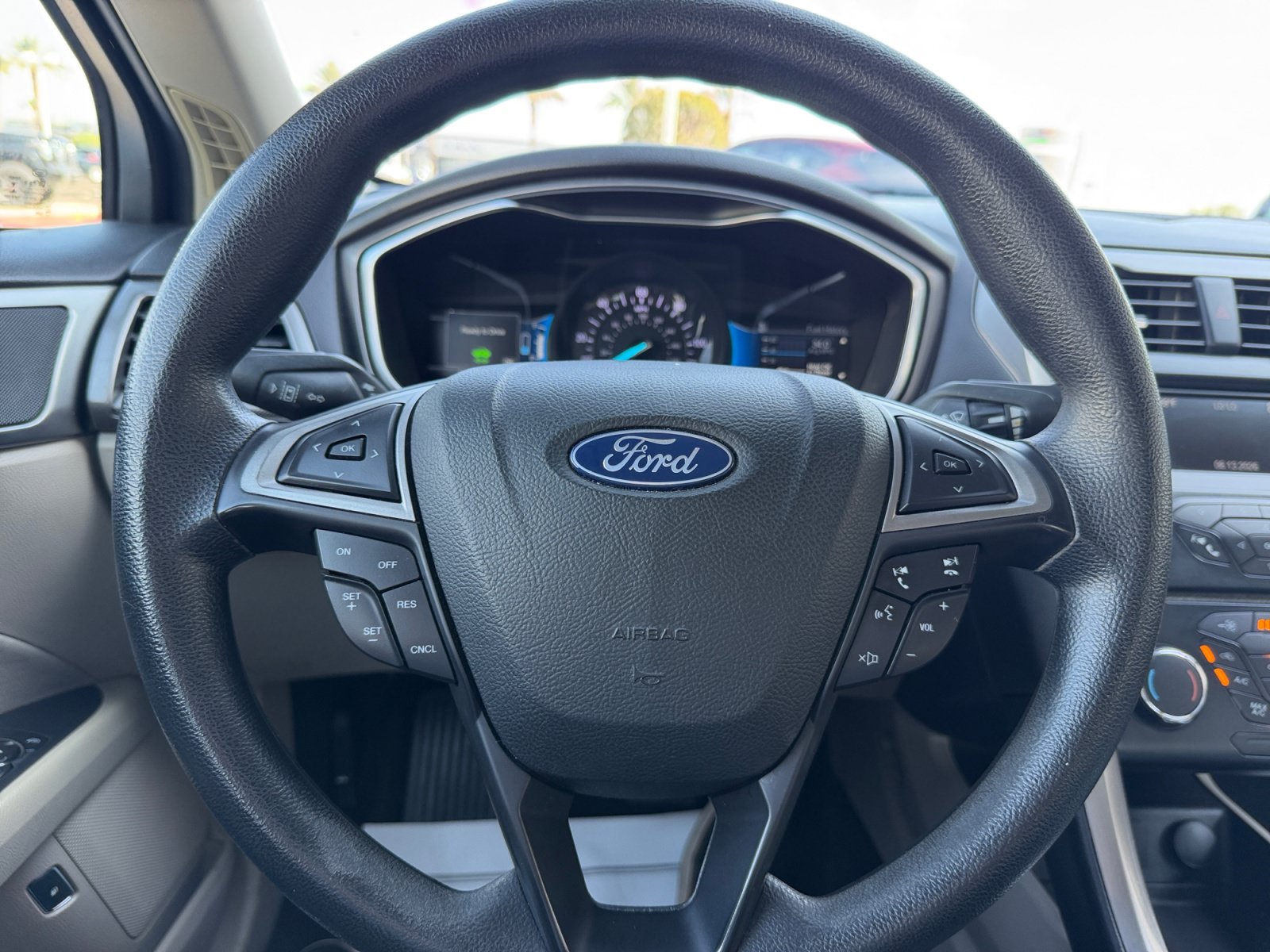 Used 2018 Ford Fusion SE FWD image 9