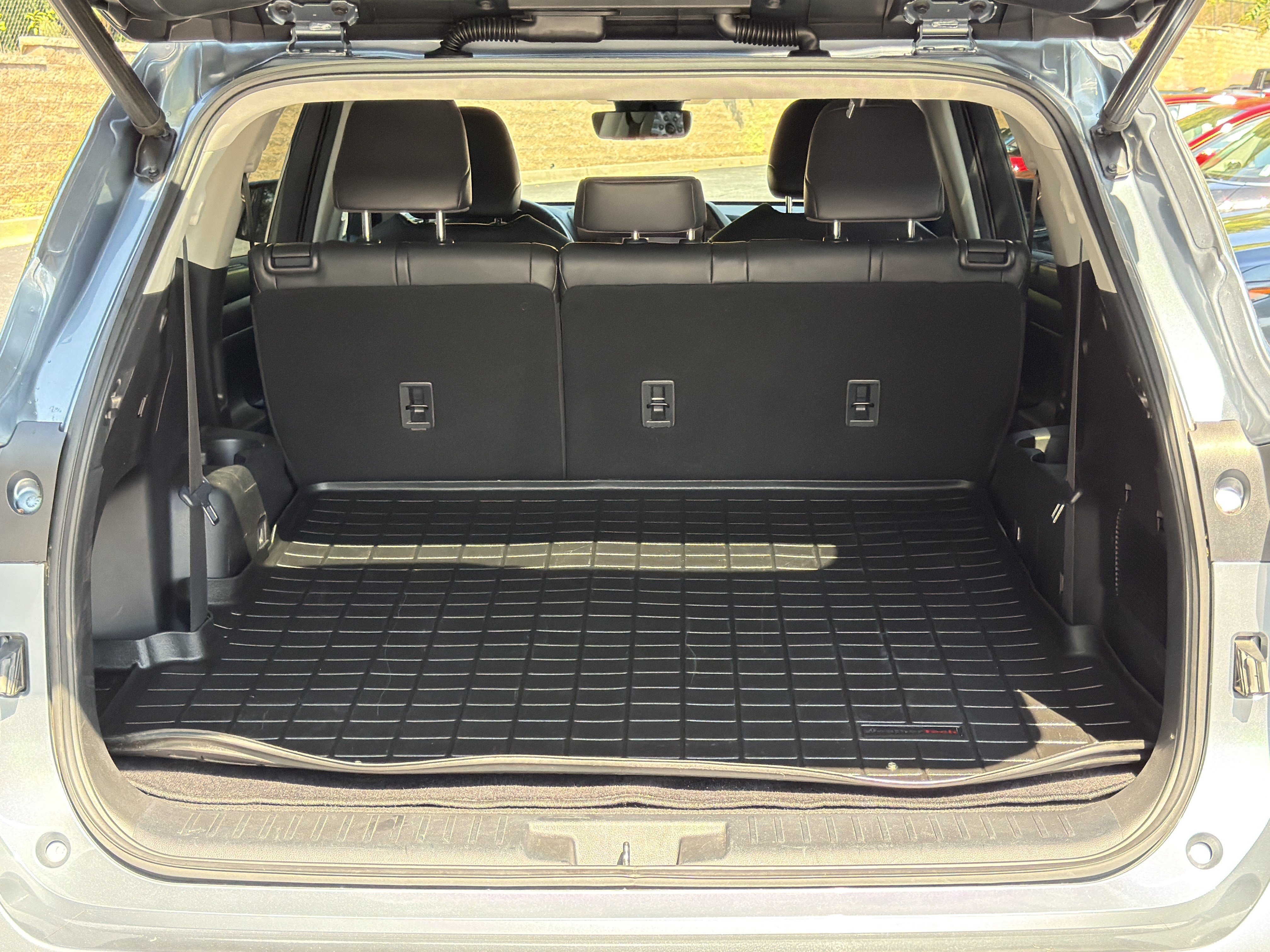 Used 2020 Toyota Highlander XLE FWD image 18