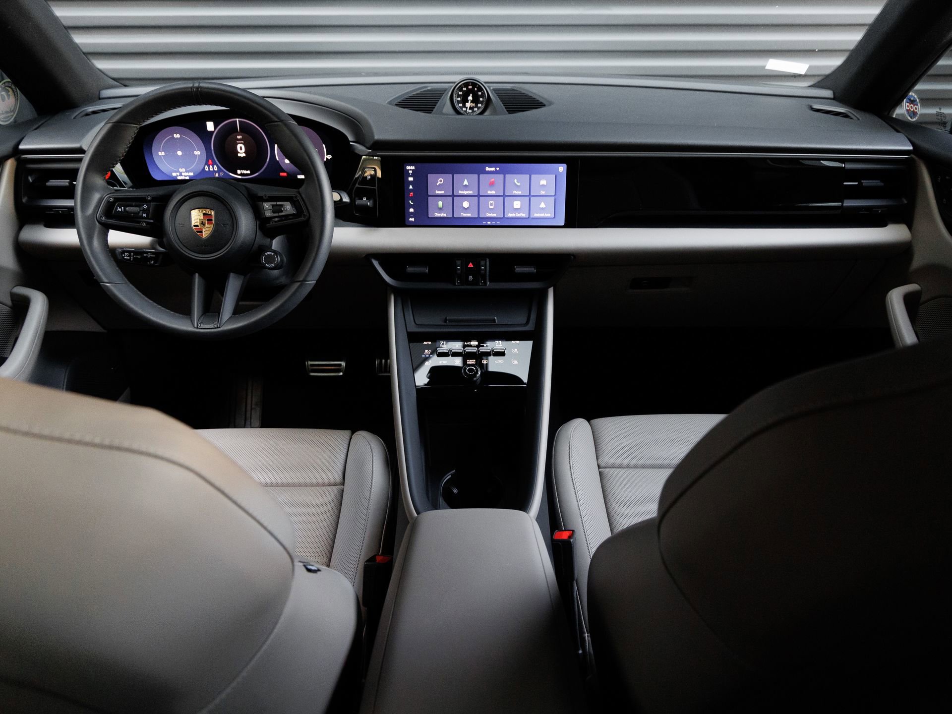 Certified 2025 Porsche Macan 4S Electric AWD/4WD image 15