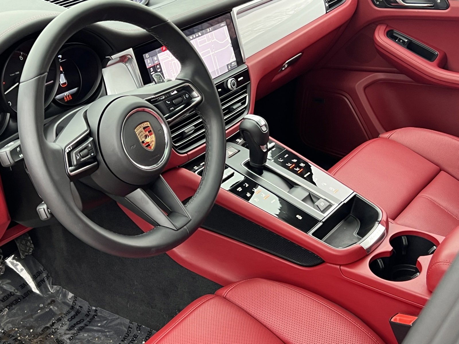 Certified 2025 Porsche Macan image 4