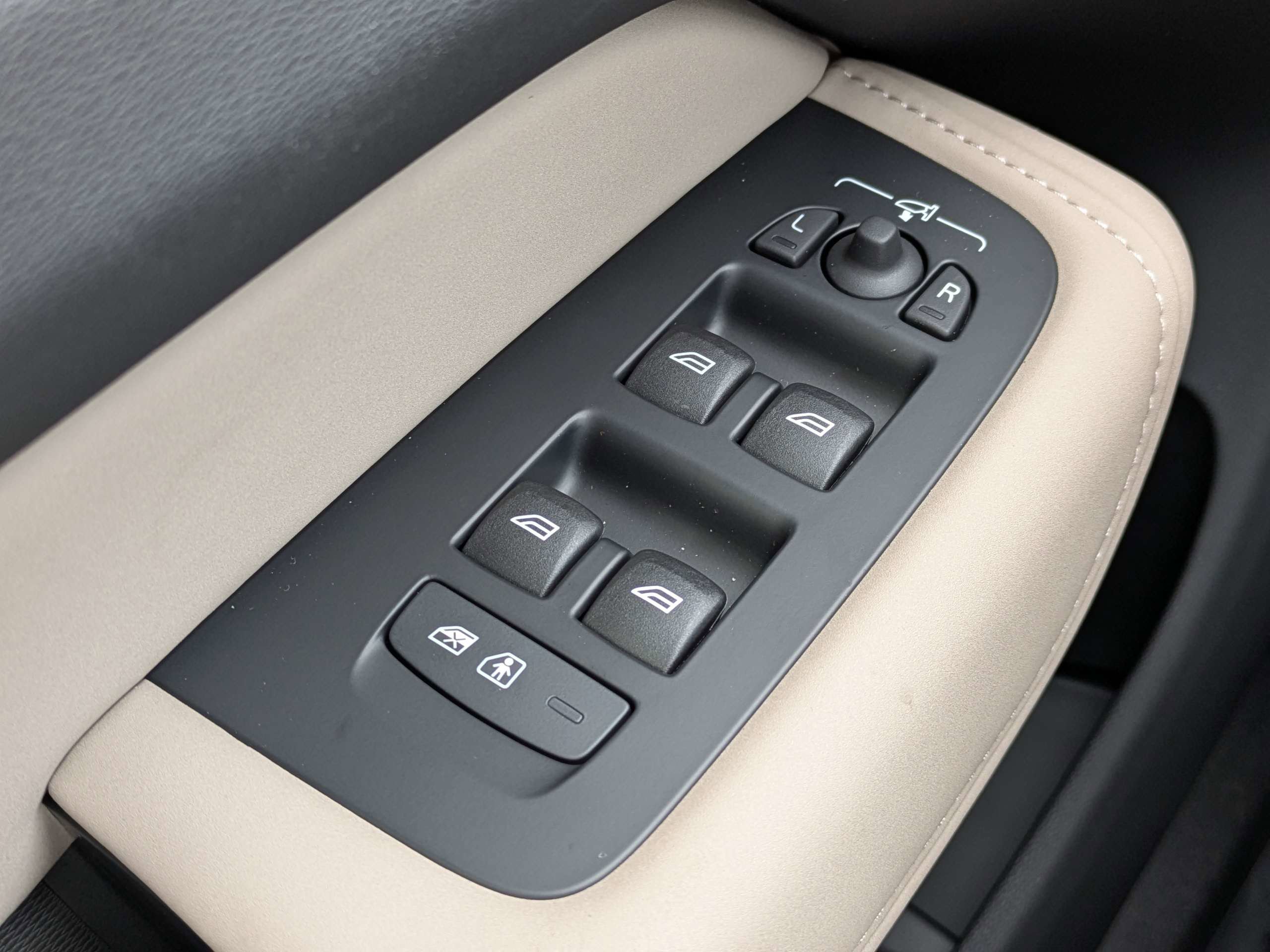 New 2026 Volvo XC60 B5 Plus w/ Protection Package Premier image 23