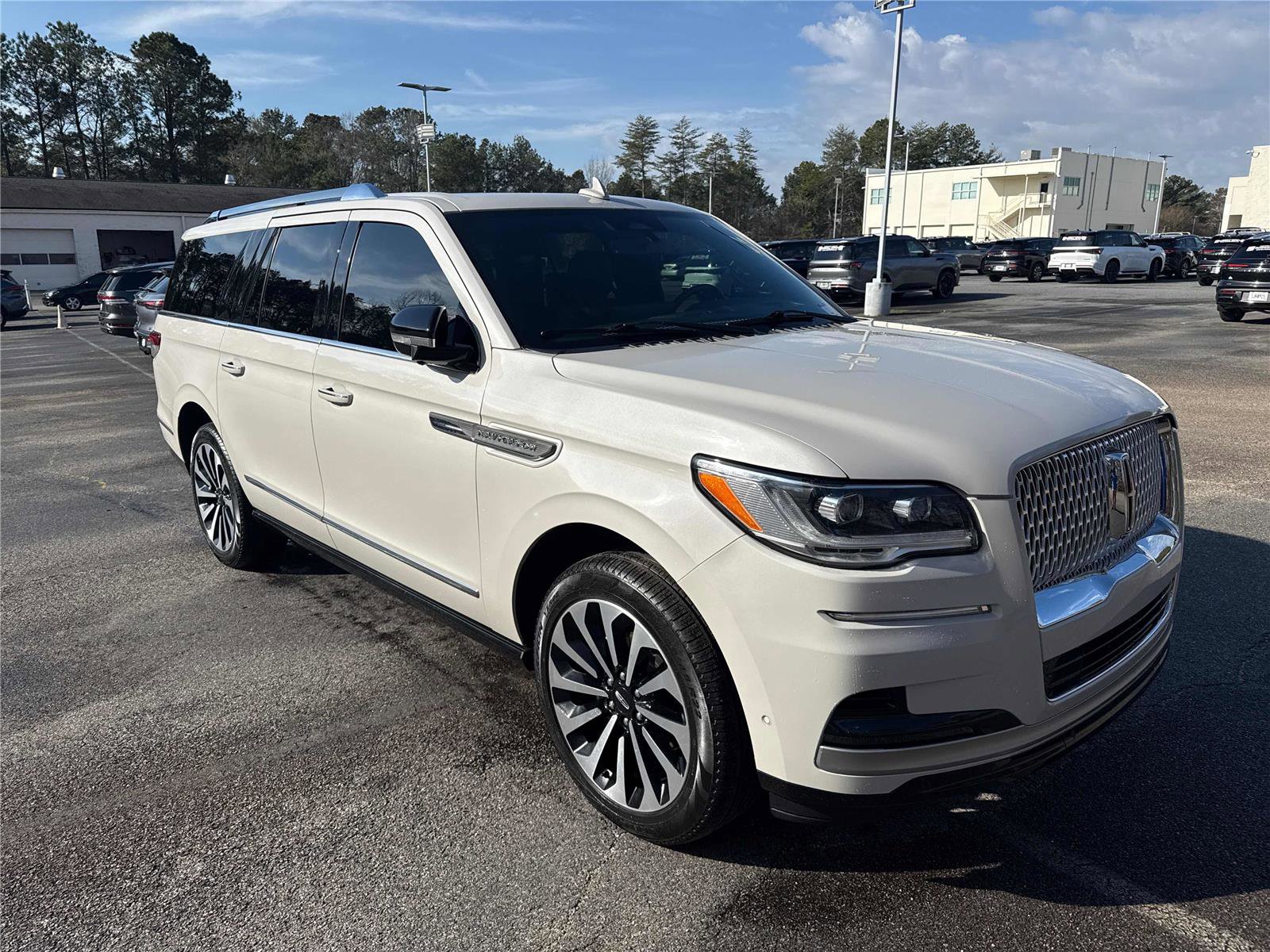 Used 2023 Lincoln Navigator L Reserve AWD/4WD image 3