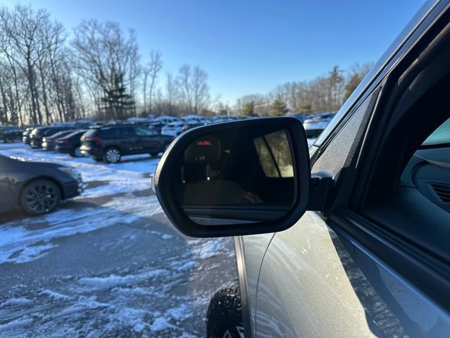 Used 2025 Chevrolet Traverse Z71 image 14