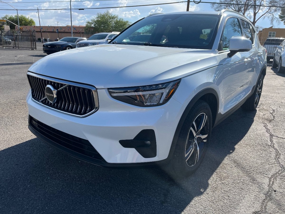Used 2023 Volvo XC40 B5 Plus AWD/4WD image 11