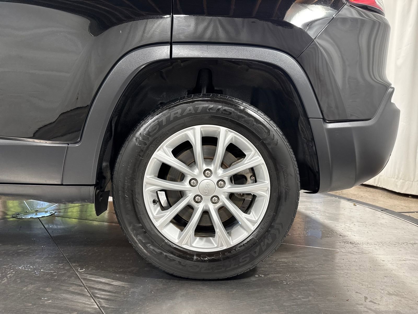 Used 2020 Jeep Cherokee Latitude w/ Cold Weather Group image 12