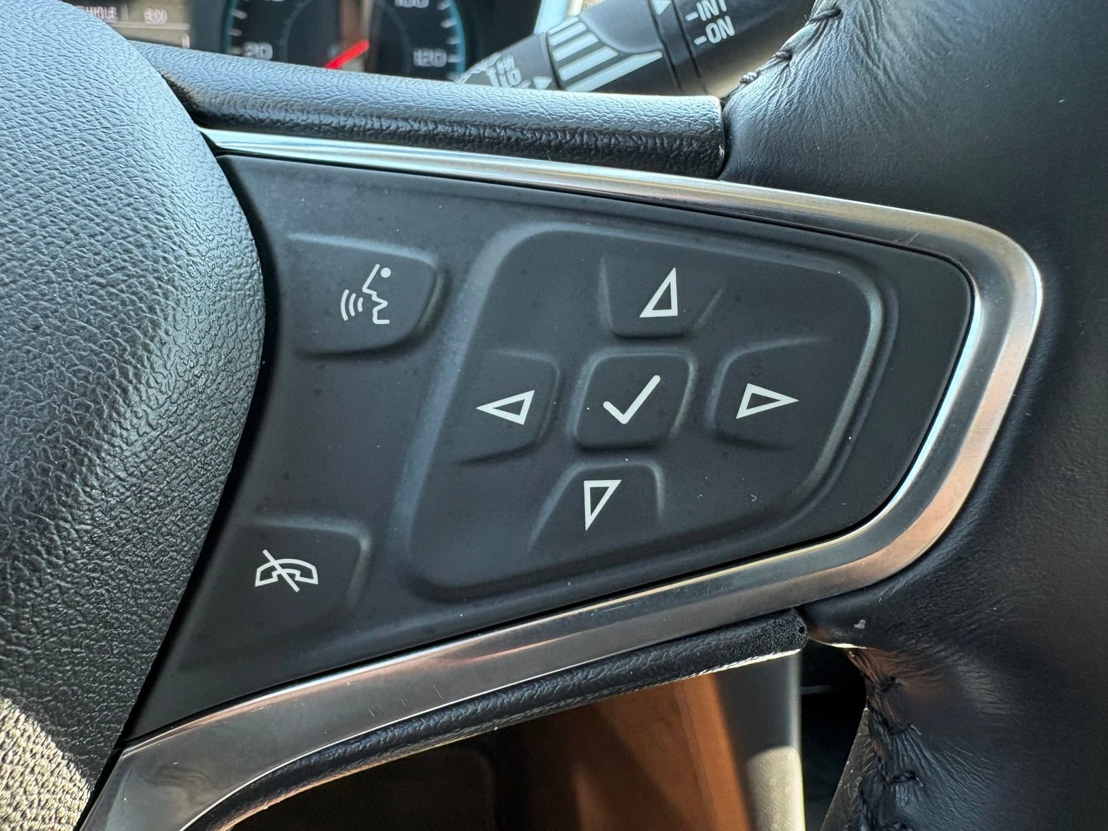Used 2018 Chevrolet Equinox LT AWD/4WD image 16