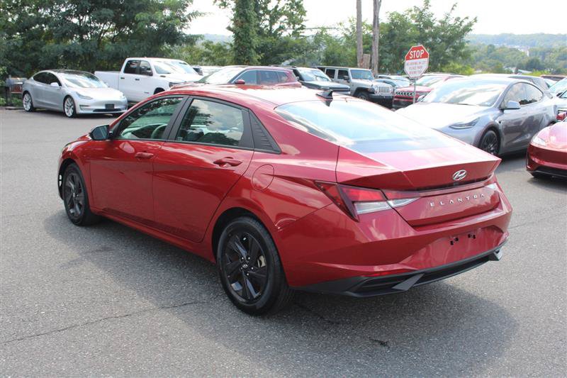 Used 2021 Hyundai Elantra SEL w/ Cargo Package FWD image 4