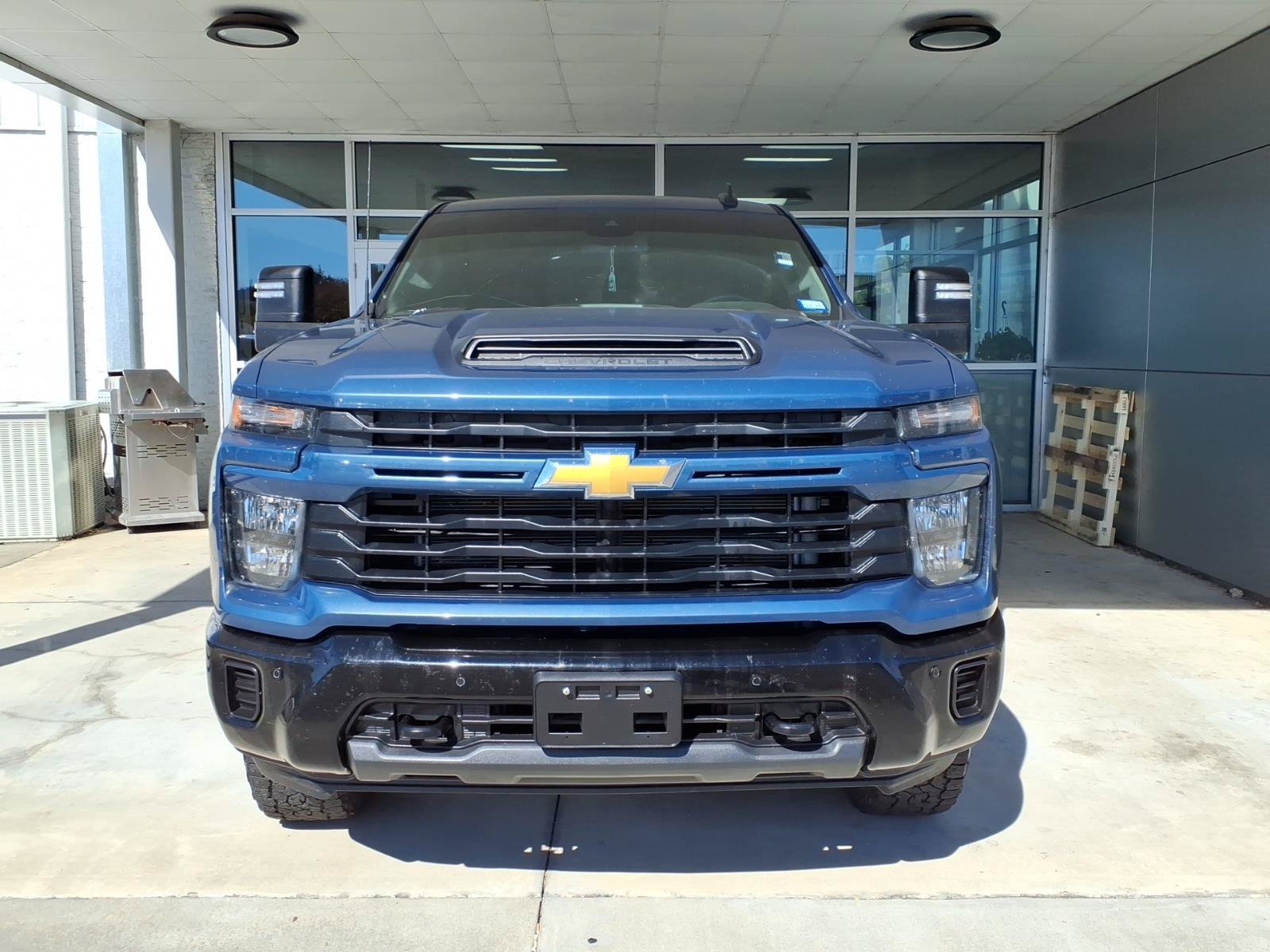 Used 2025 Chevrolet Silverado 2500 Custom w/ Custom Value Package AWD/4WD image 2