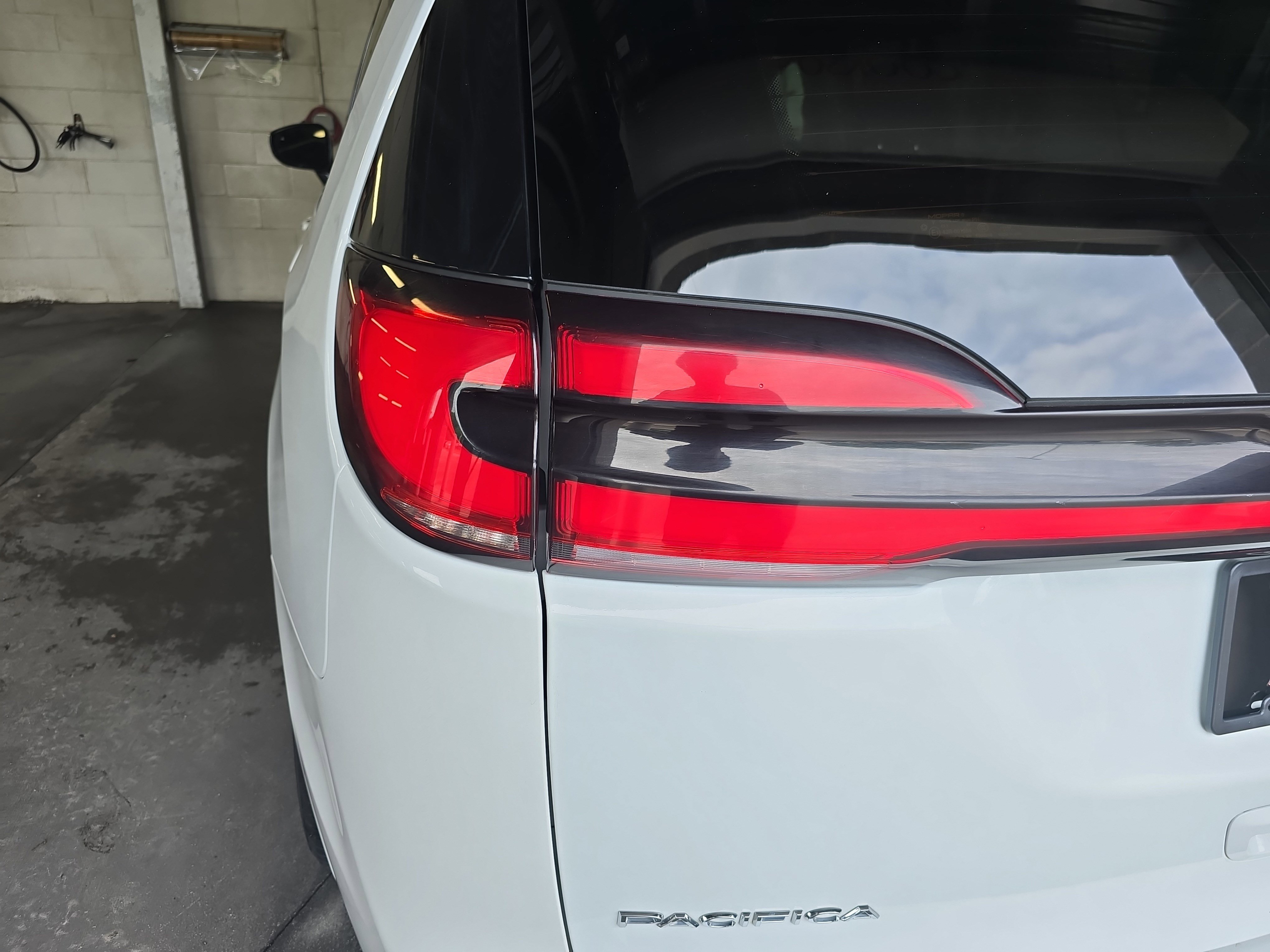 Used 2023 Chrysler Pacifica Limited FWD image 32