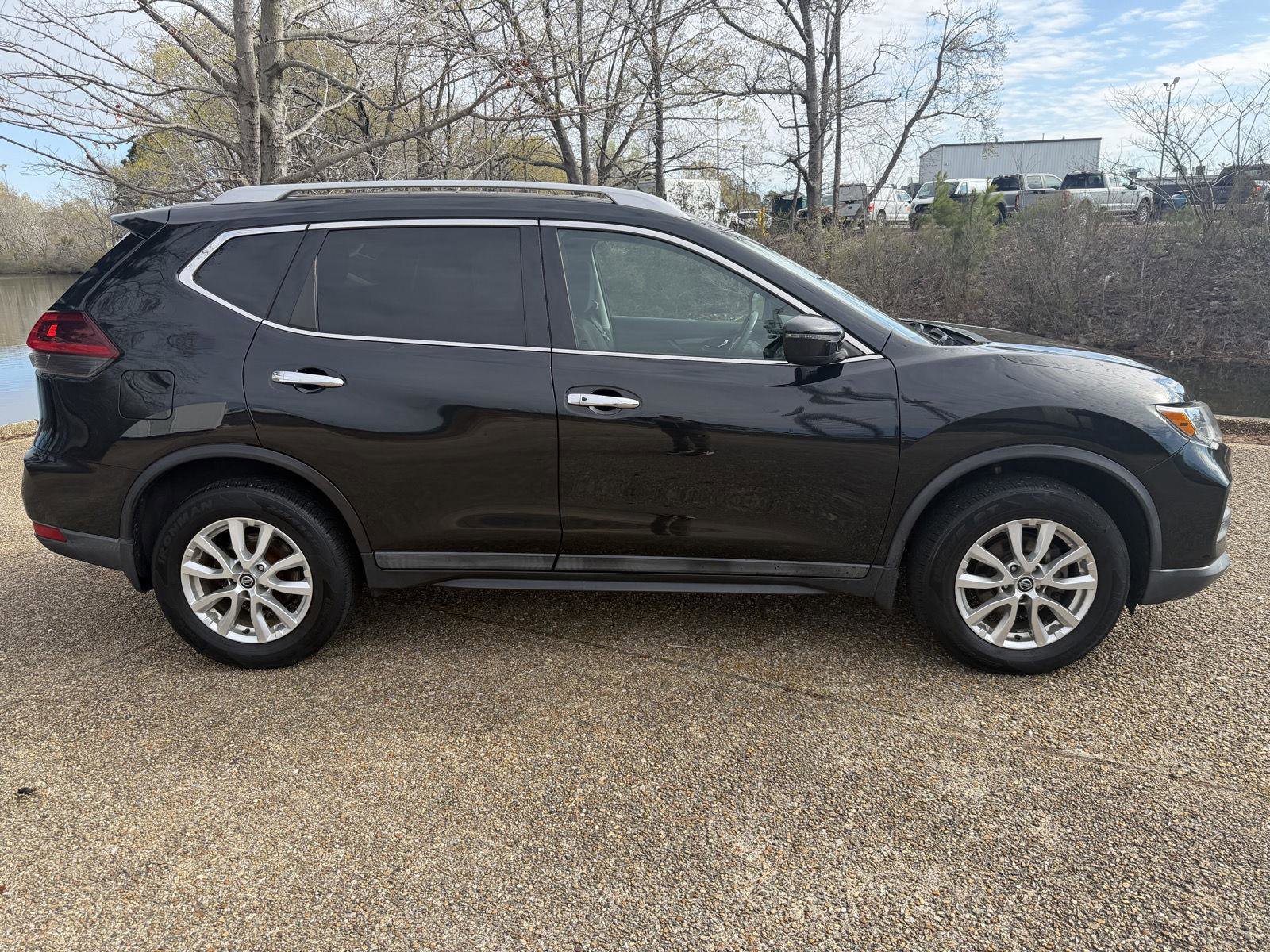 Used 2018 Nissan Rogue SV AWD/4WD image 2