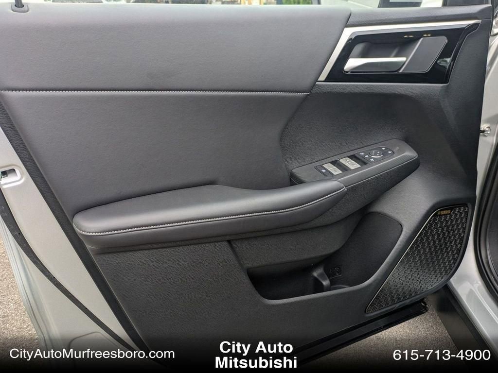 New 2025 Mitsubishi Outlander SE image 11