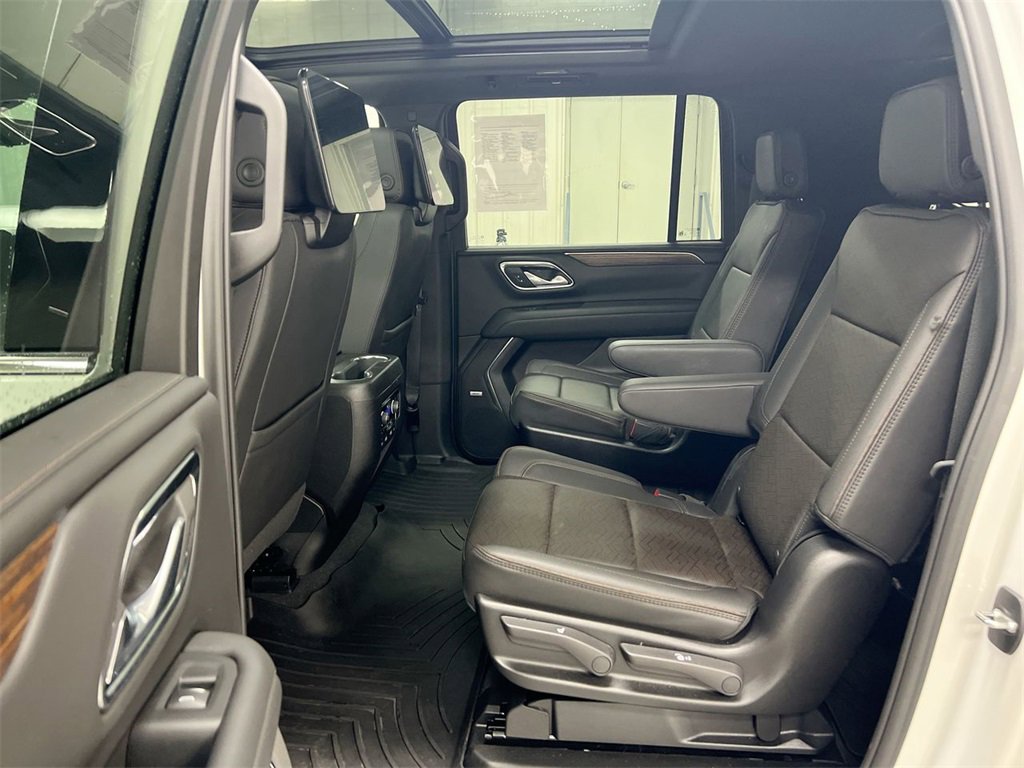 Used 2024 Chevrolet Suburban High Country w/ Advanced Technology Package image 24