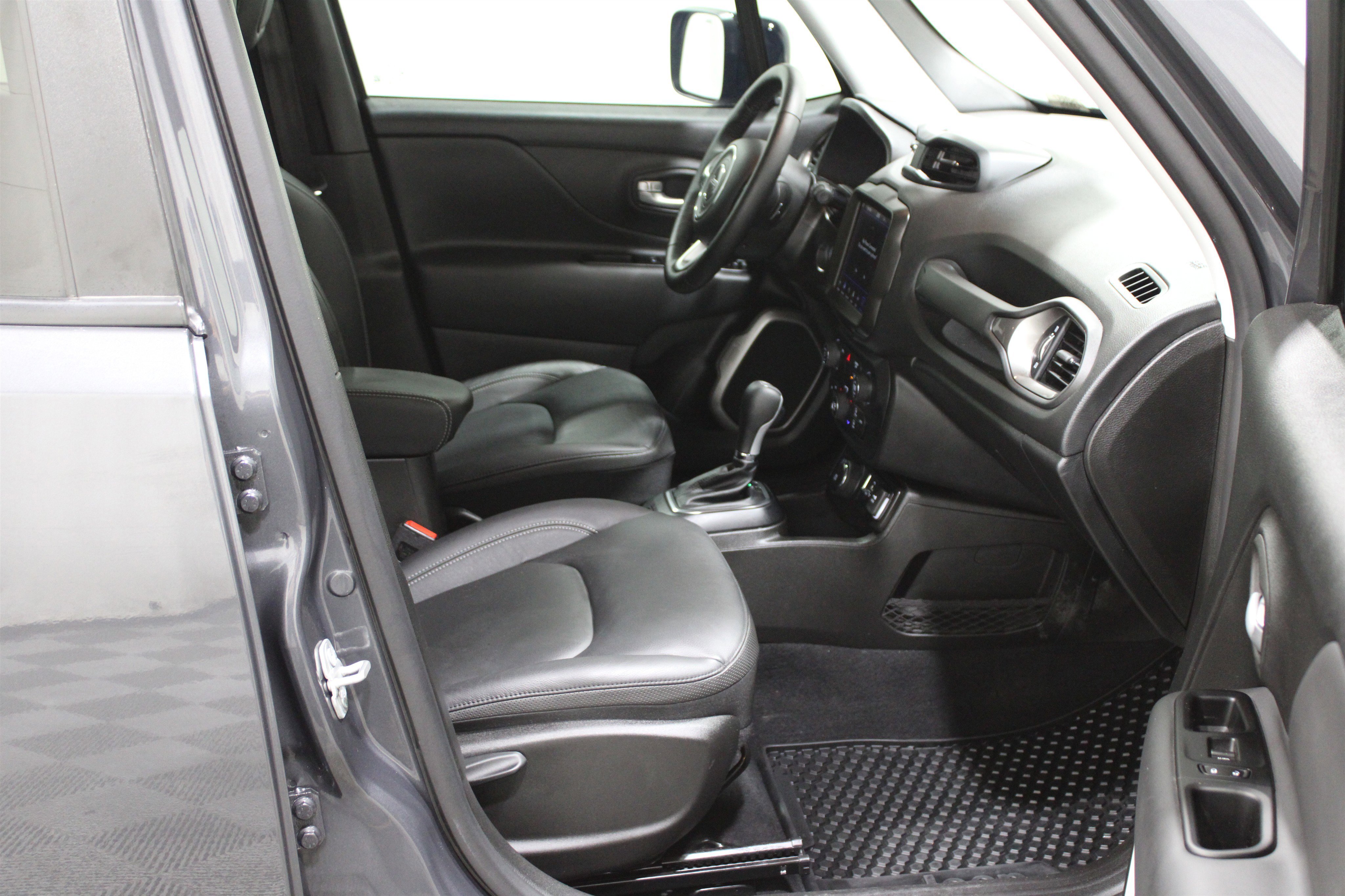 Used 2023 Jeep Renegade Limited image 30