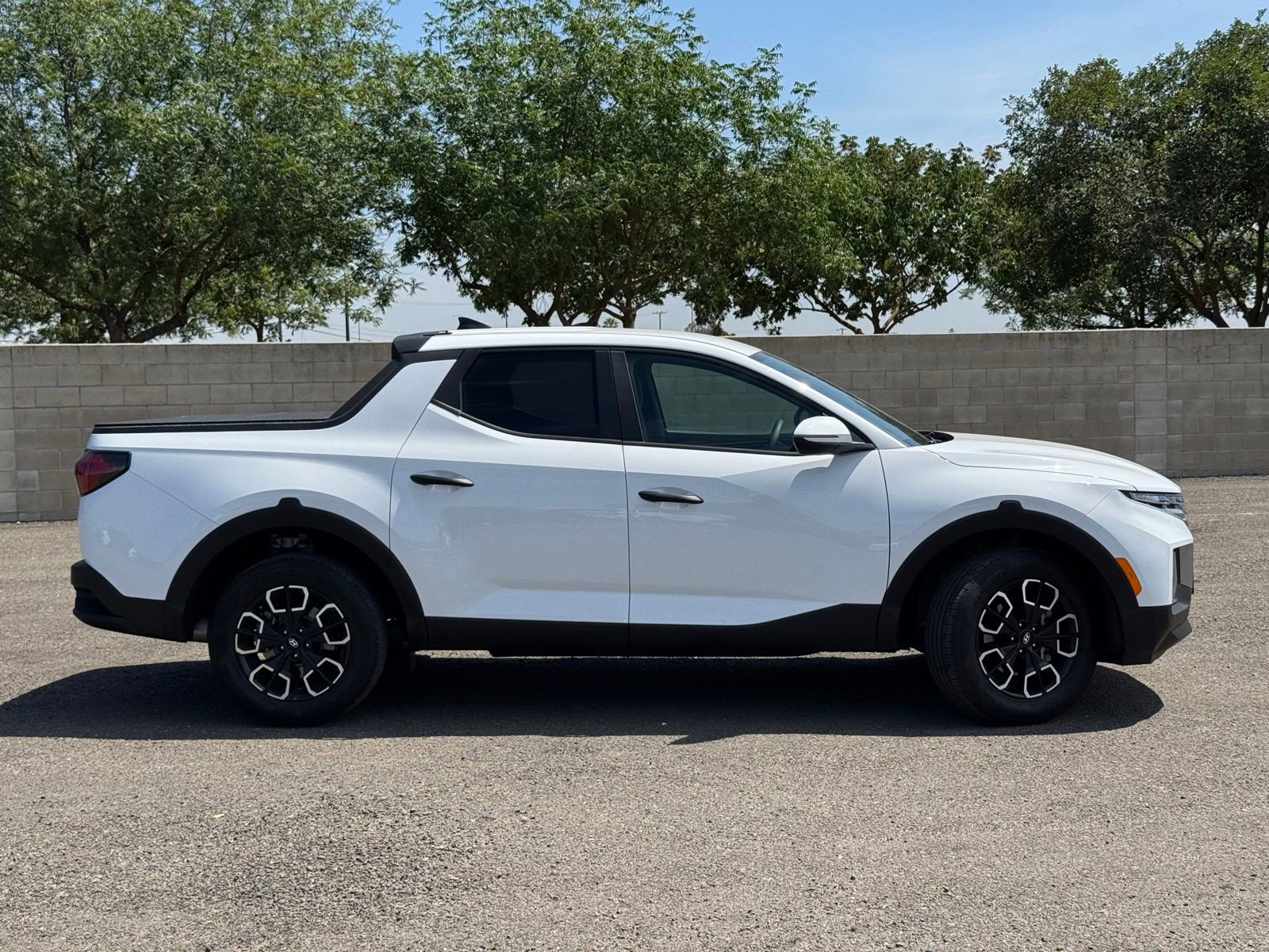 Used 2022 Hyundai Santa Cruz SEL FWD image 2