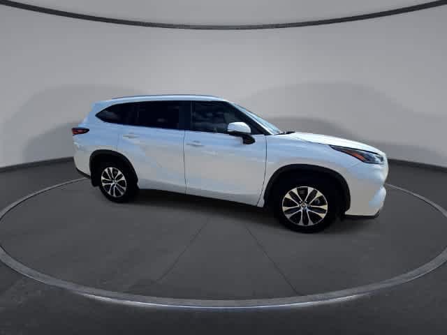 Used 2024 Toyota Highlander XLE FWD image 9