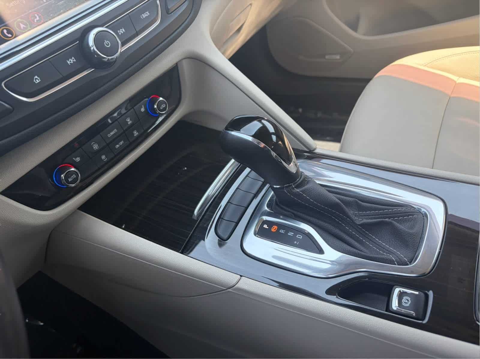 Used 2018 Buick Regal Essence w/ Sights and Sounds Package AWD/4WD image 18