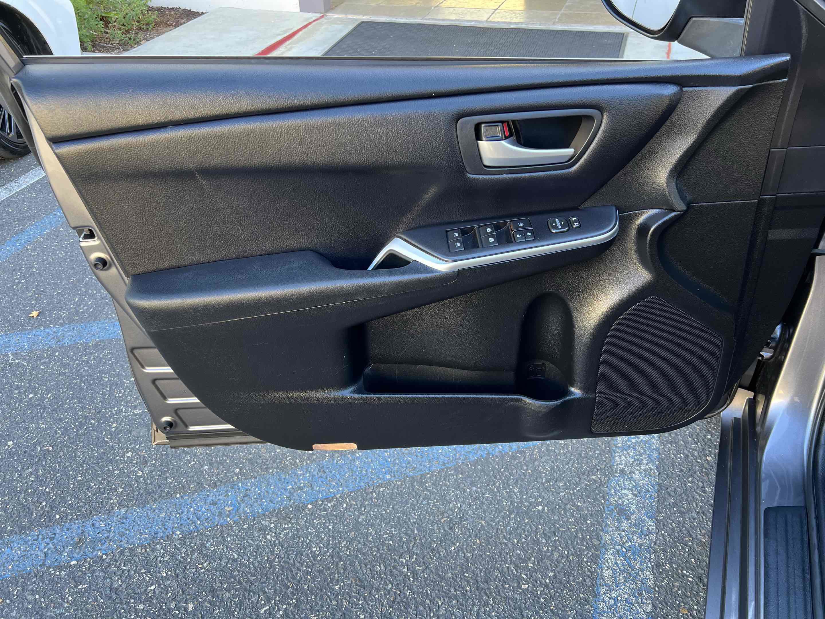 Used 2017 Toyota Camry SE w/ Moonroof Package FWD image 82