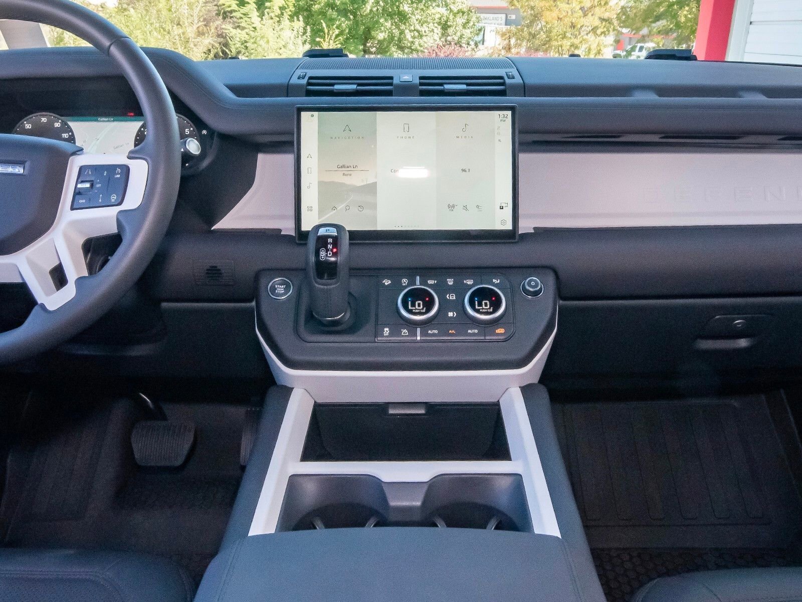 Used 2025 Land Rover Defender 90 S image 23