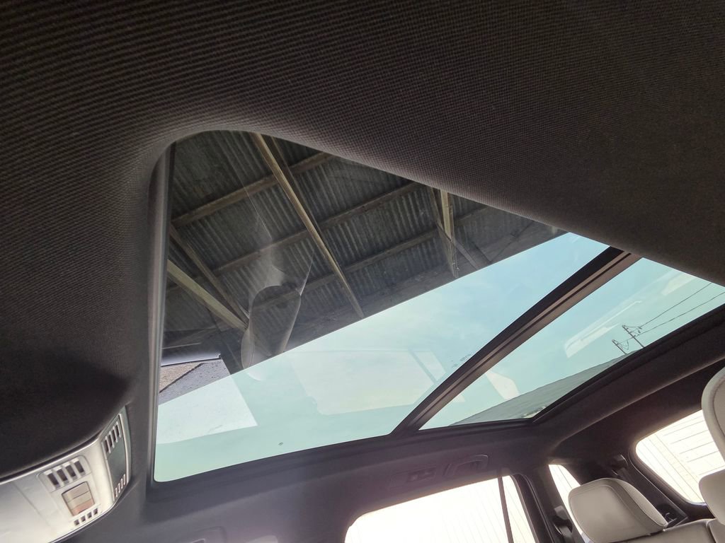 Used 2023 Volkswagen Tiguan SE R-Line image 29