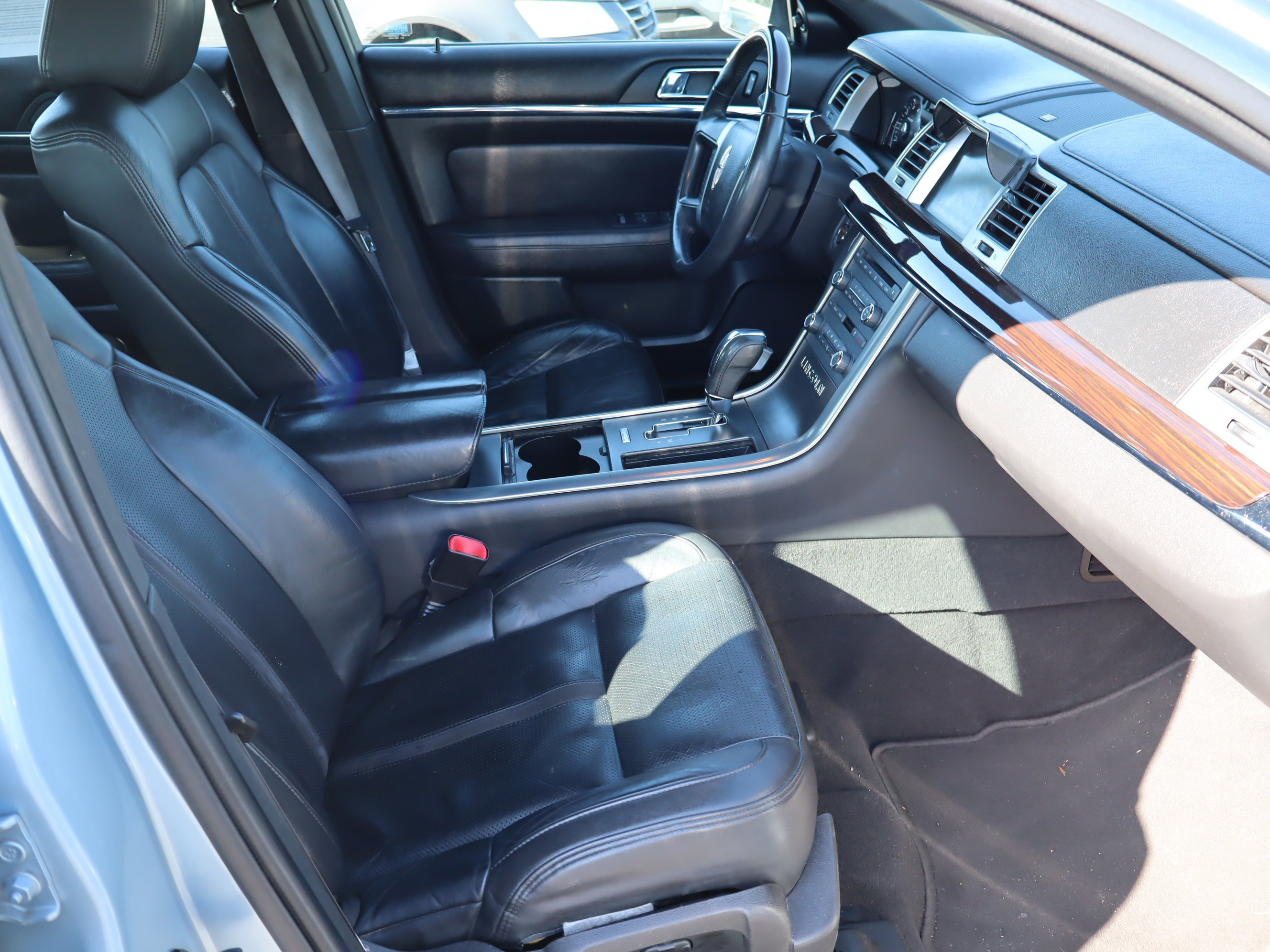 Used 2009 Lincoln MKS image 36