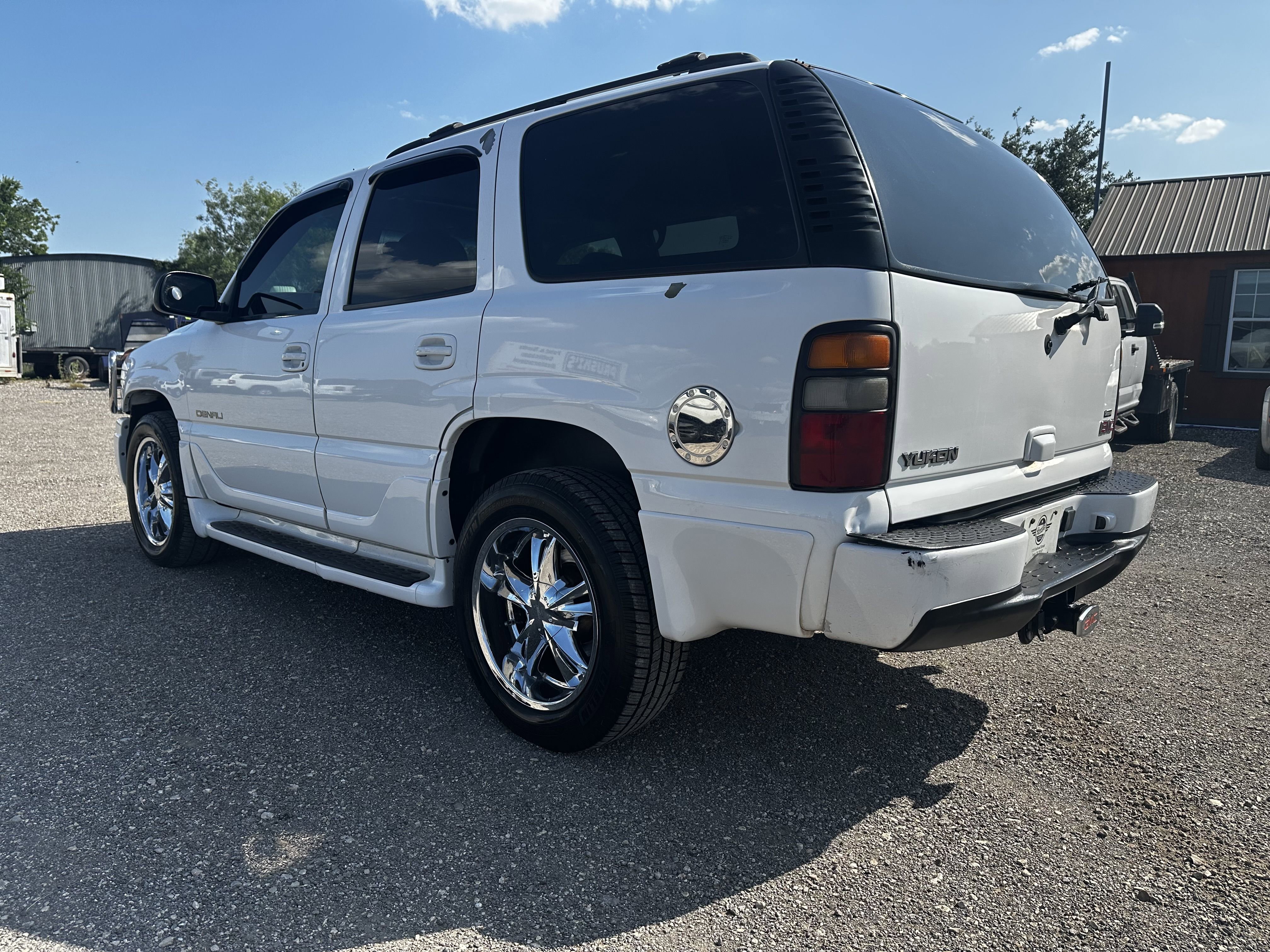 Used 2005 GMC Yukon Denali image 3