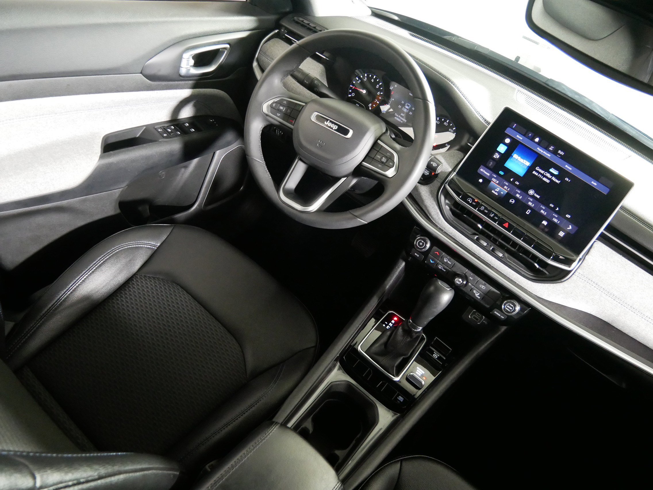 Used 2024 Jeep Compass Latitude image 9