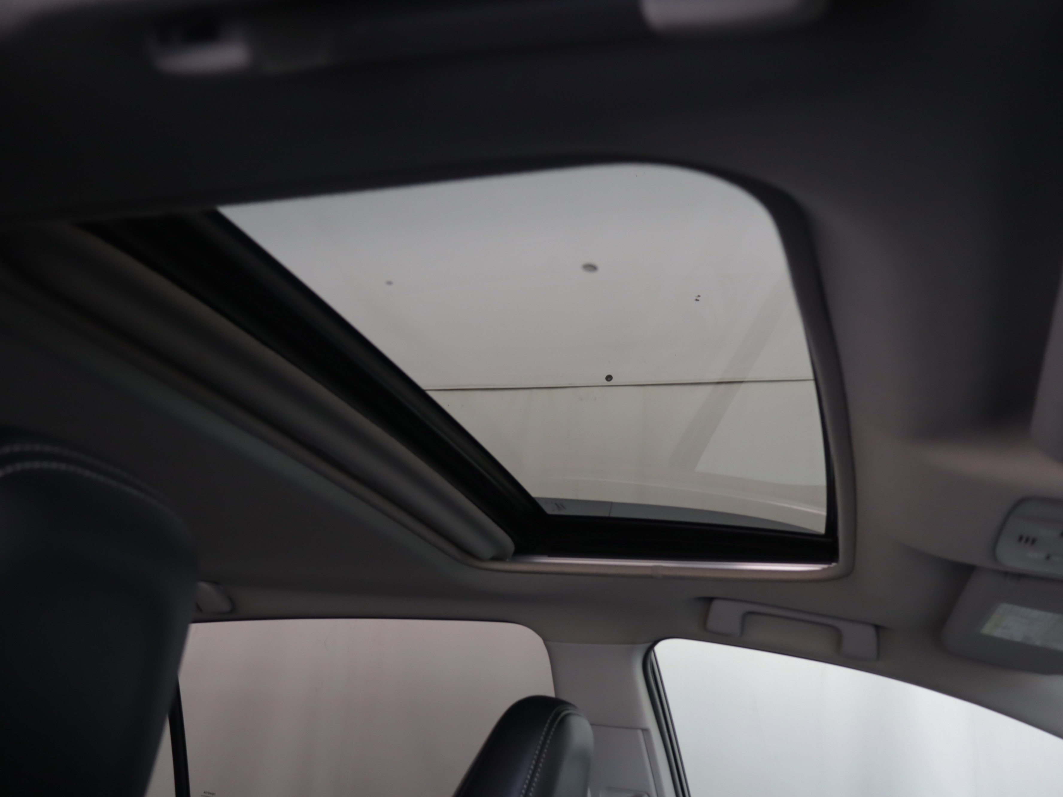 Used 2015 Toyota RAV4 Limited w/ Technology Package image 3