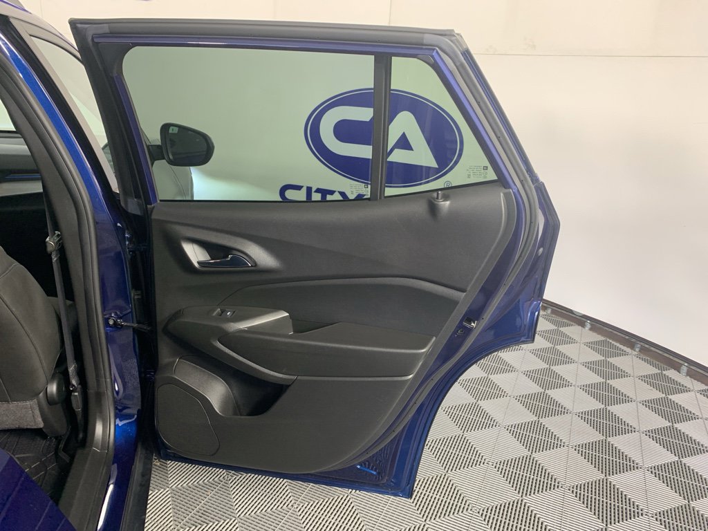 Used 2024 Chevrolet Trax LT w/ Sunroof Package image 37