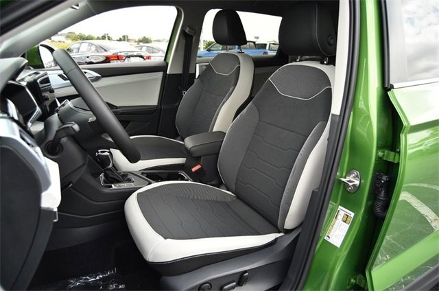 New 2025 Volkswagen Taos SE image 18