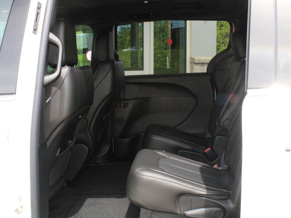 New 2027 Chrysler Pacifica Select w/ Family Tech Group FWD image 28