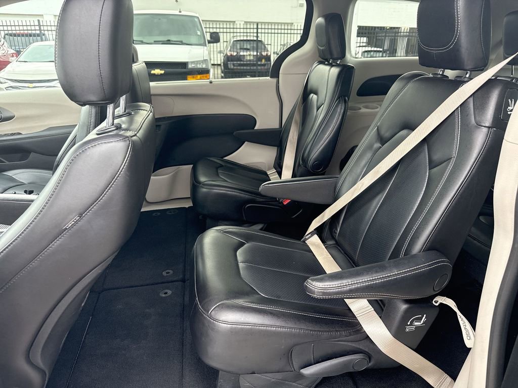 Used 2023 Chrysler Pacifica Touring-L FWD image 25