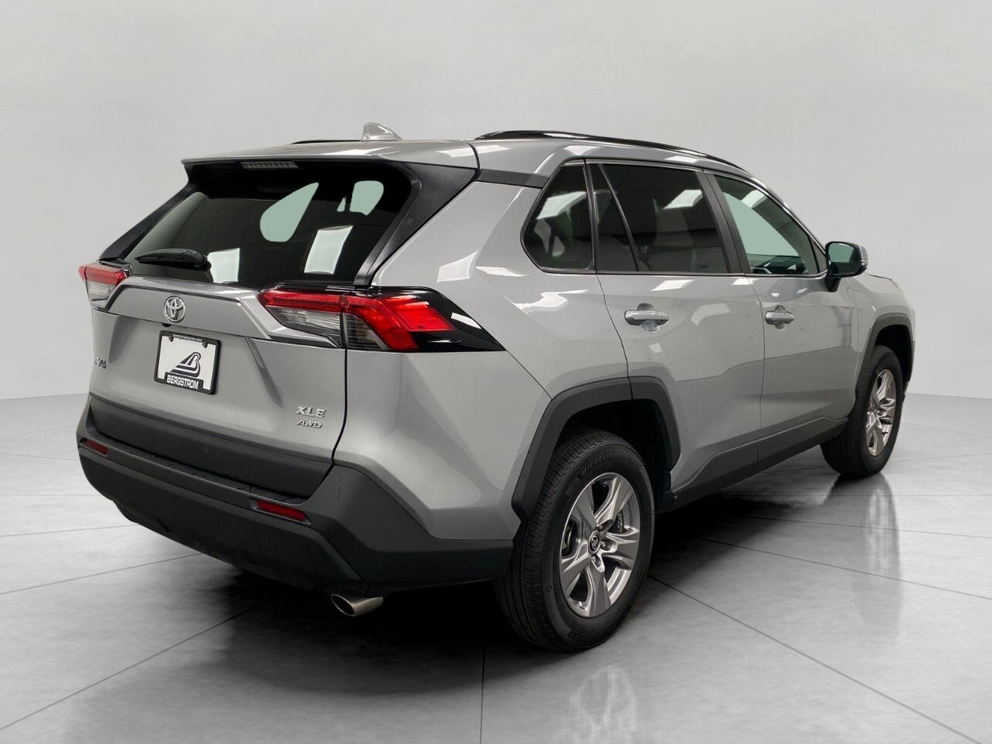 Used 2025 Toyota RAV4 XLE AWD/4WD image 4