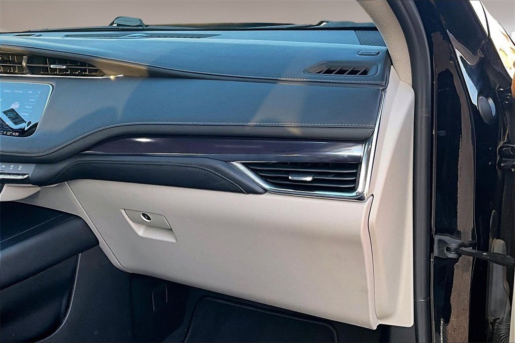 Used 2023 Cadillac XT4 Luxury w/ Cold Weather Package image 16