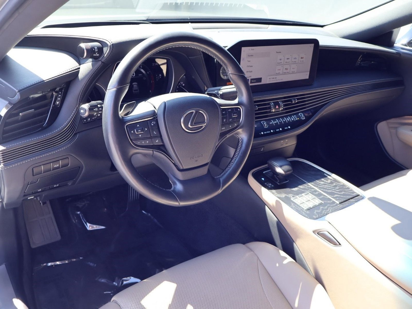 Used 2023 Lexus LS 500 w/ Accessory Package (Z2) image 4