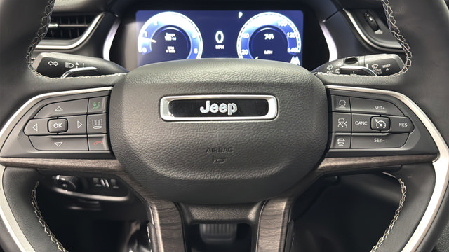 Used 2023 Jeep Grand Cherokee Limited w/ Luxury Tech Group II AWD/4WD image 15