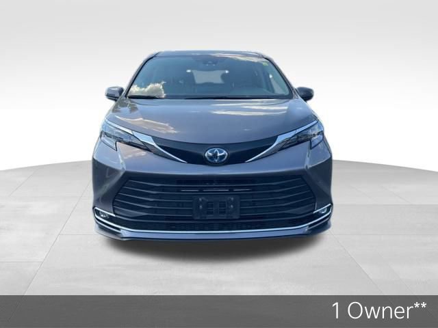 Used 2024 Toyota Sienna XLE image 2