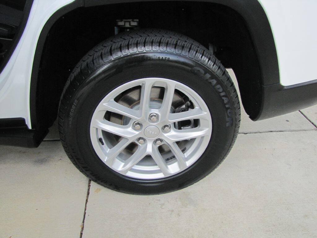 Used 2023 Jeep Grand Cherokee L Laredo RWD image 29