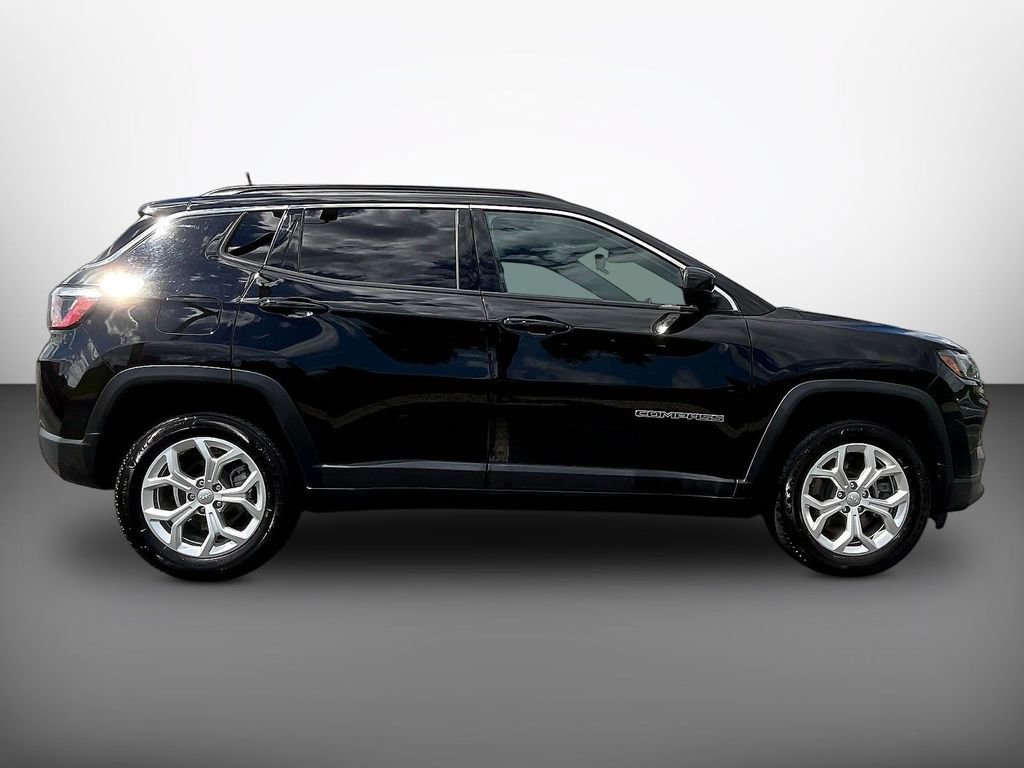 Used 2024 Jeep Compass Latitude AWD/4WD image 8